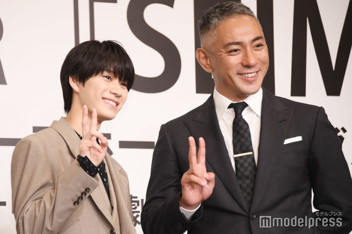 仲良くピースする嶋崎斗亜、市川團十郎(C)モデルプレス