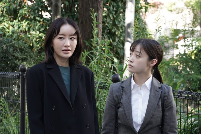 (左から)松本まりか、橋本環奈「トクメイ!警視庁特別会計係」第6話(C)カンテレ