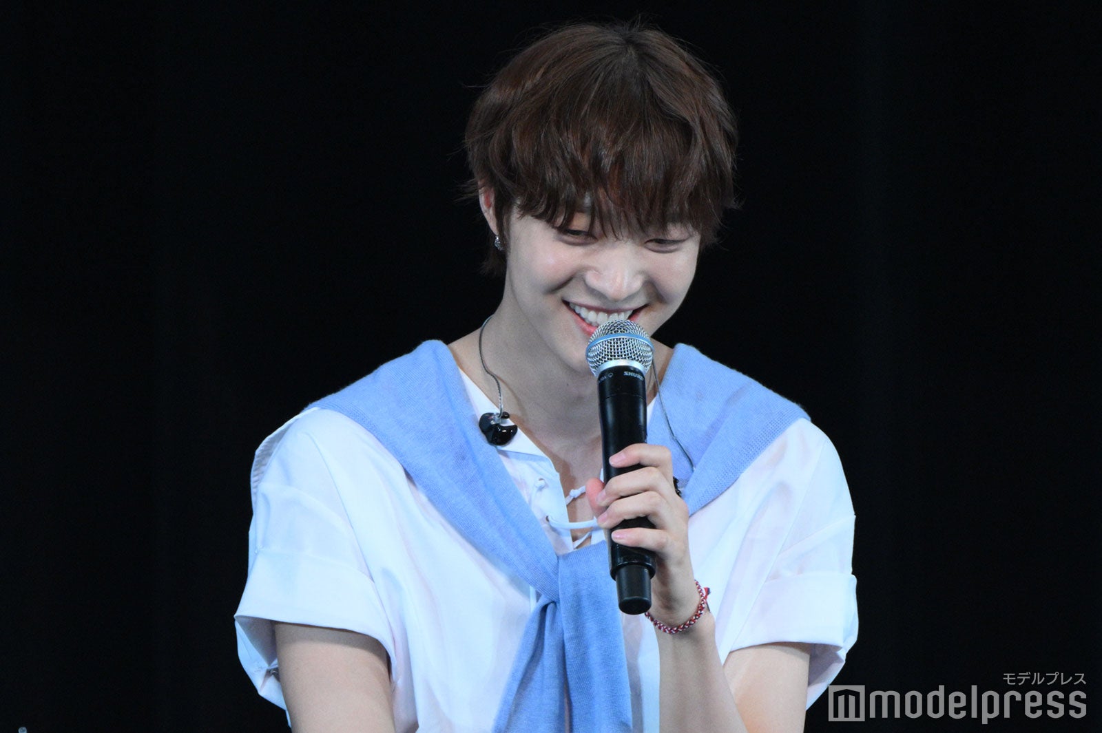 自分のパート「煽るサイダー」が上手く歌えず落ち込むEJ（ウィジュ）（C）モデルプレス