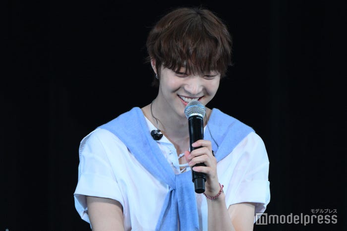 自分のパート「煽るサイダー」が上手く歌えず落ち込むEJ(ウィジュ)(C)モデルプレス