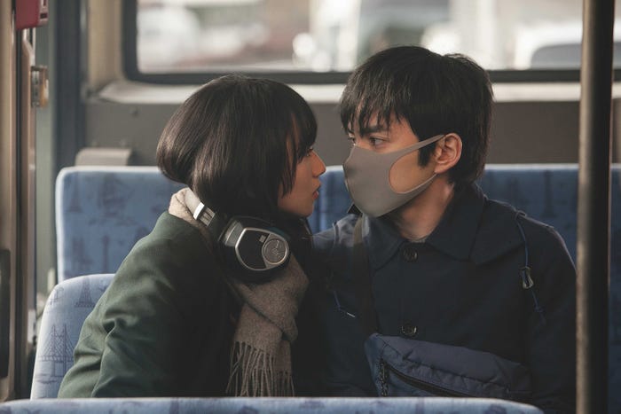 小松菜奈、林遣都(C)2021「恋する寄生虫」製作委員会