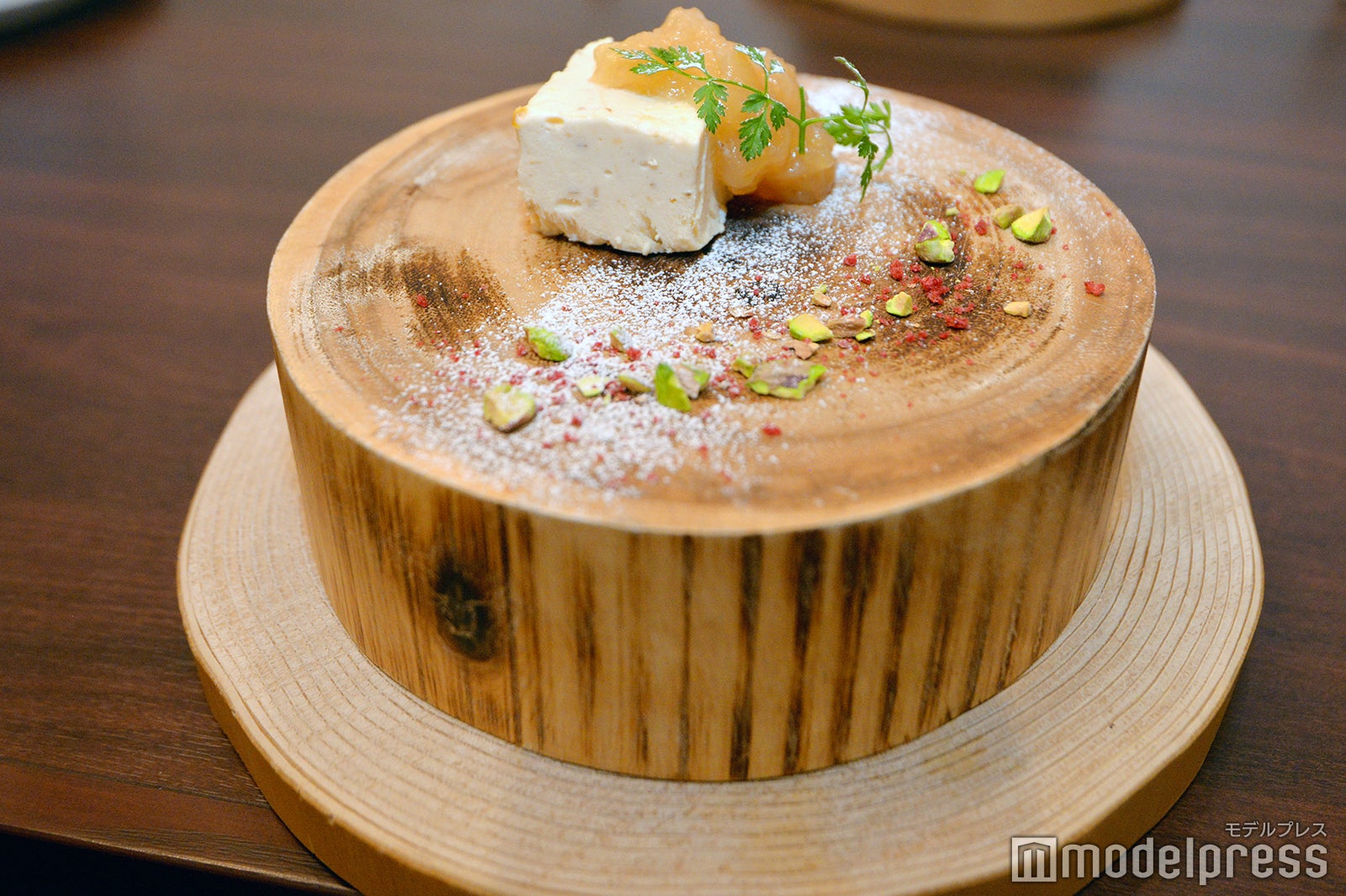 デザートは果肉感のあるペースト、クラッシュナッツを散らしたりんごのアイスクリーム。切り株をお皿代わりに使用しているところも◎（C）モデルプレス
