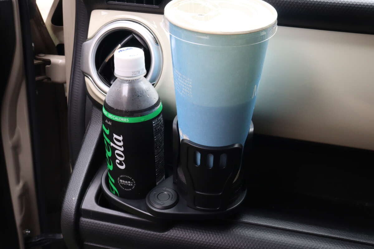 車のドリンクホルダーに設置された商品にペットボトルと紙カップが置かれている