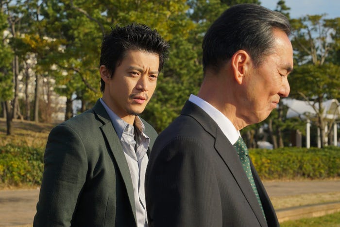 小栗旬、長塚京三(画像提供:関西テレビ)