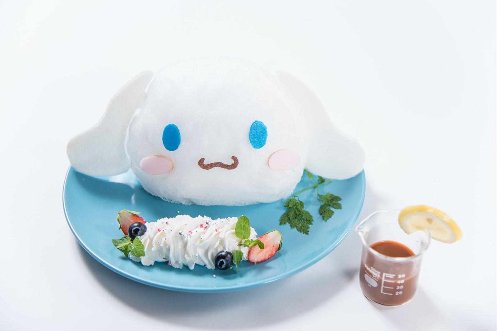 「シナモロールカフェ風デザートを再現してみたぞ。」会長のシナモンアフォガード ￥1,380（税抜）（C）2015，2016 SANRIO CO．，LTD．