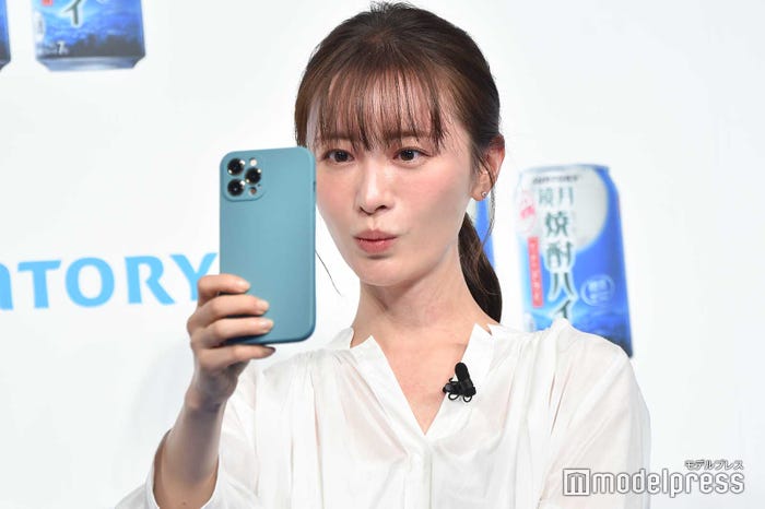 Instagramストーリーを生投稿する松本まりか (C)モデルプレス