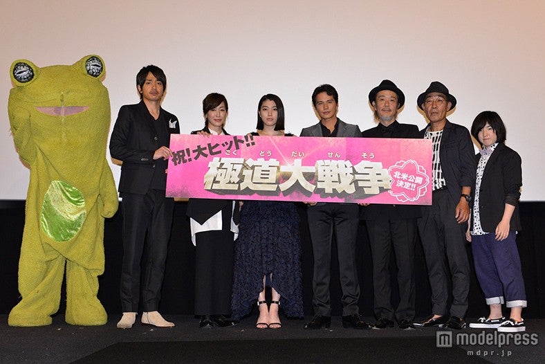 映画「極道大戦争」初日舞台あいさつの様子／左から：KAERUくん、青柳翔、高島礼子、成海璃子、市原隼人、リリー・フランキー、でんでん、坂口茉琴