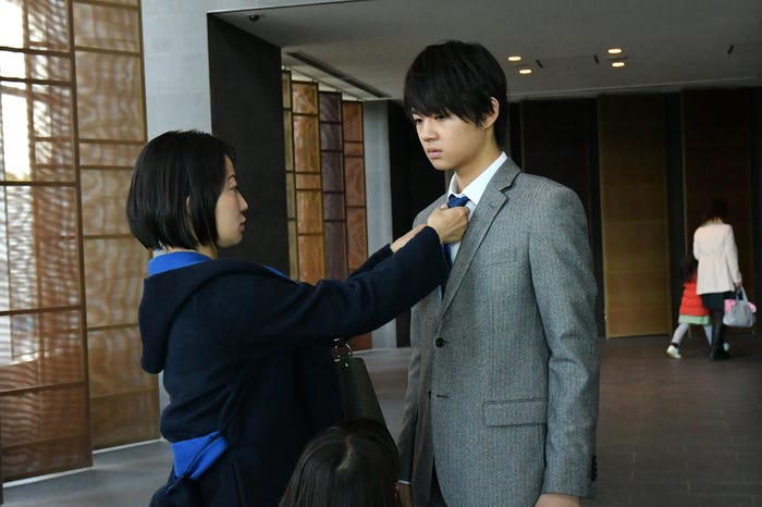 菅野美穂、佐野勇斗/「砂の塔~知りすぎた隣人」第7話より(C)TBS