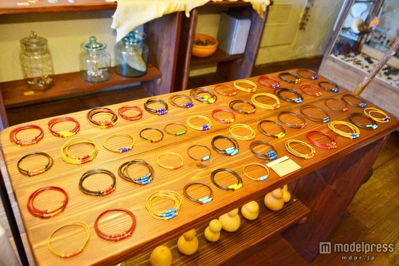 色とりどりの天然石を使った革ブレスレットも可愛い