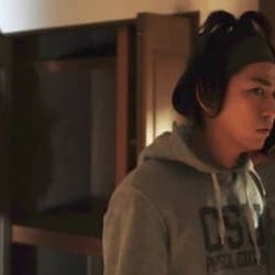 自分しかいないはずの部屋で…亀梨和也『事故物件 恐い間取り』劇中カット