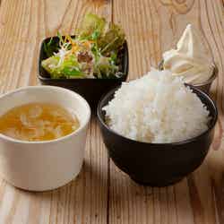 セット(ご飯・スープ・サラダ・ソフトクリーム)※全ておかわり自由、肉料理に+385円/提供画像