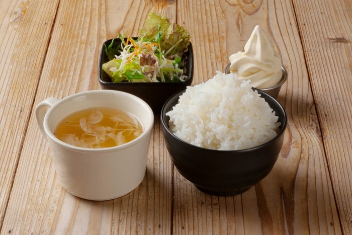 セット(ご飯・スープ・サラダ・ソフトクリーム）※全ておかわり自由、肉料理に＋385円／提供画像