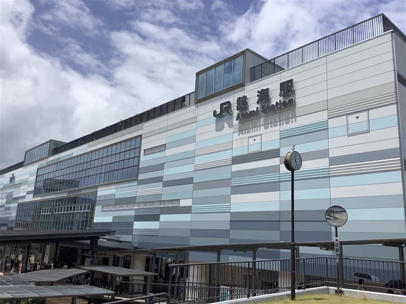 毎日多くの旅行者や住民が利用する熱海駅は東京駅から新幹線で40分ほど