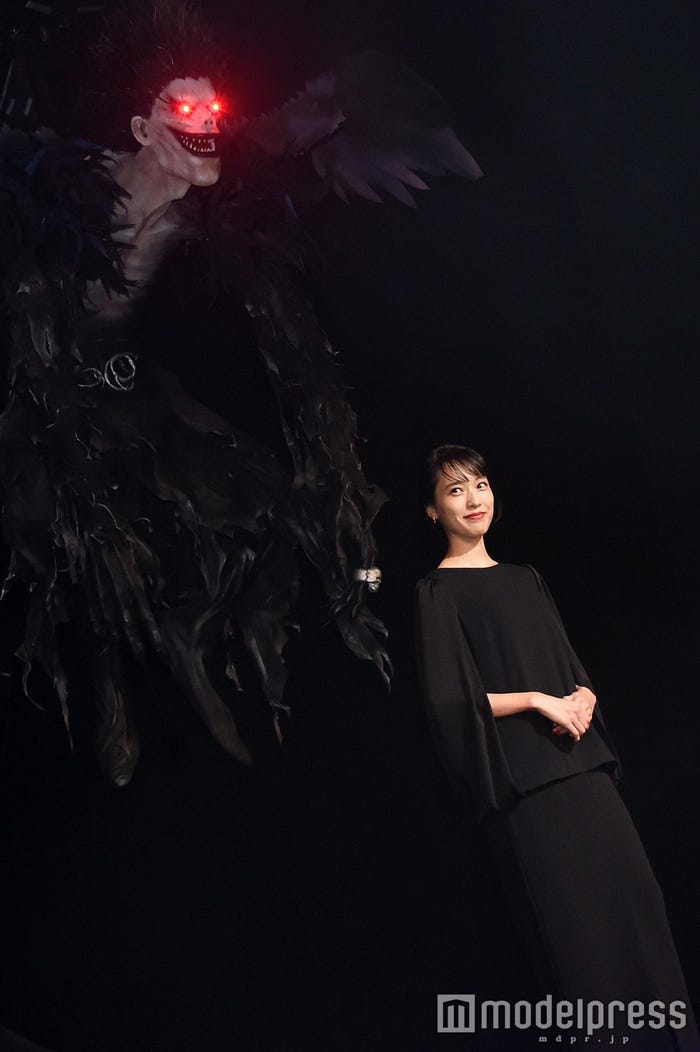 戸田恵梨香と死神リューク(C)モデルプレス