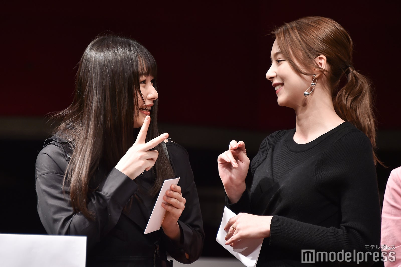 抽選する桜井日奈子、Niki （C）モデルプレス