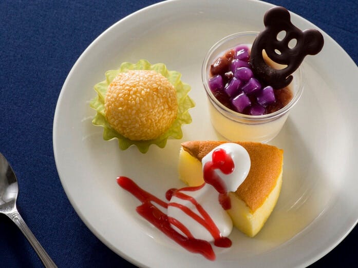 「ヴォルケイニア・レストラン」のスペシャルデザート520円。内容は、胡麻団子と豆花、台湾カステラ風ケーキ