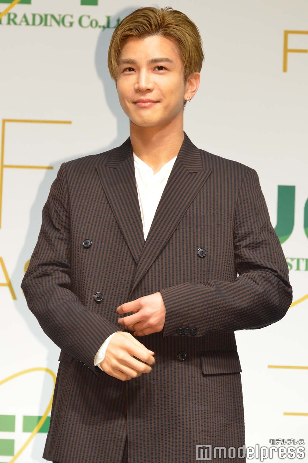 ポーズに戸惑う岩田剛典（C）モデルプレス