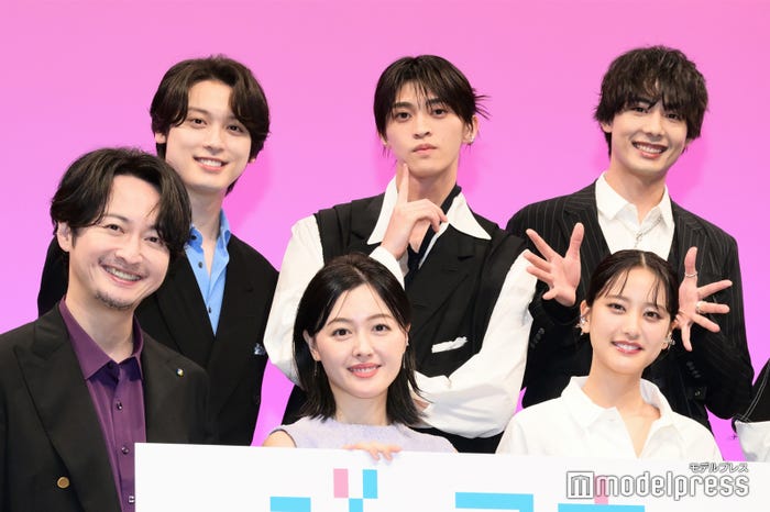 (上段左から)松本大輝、別府由来、藤林泰也(下段左から)渋江譲二、久住小春、山崎紘菜(C)モデルプレス