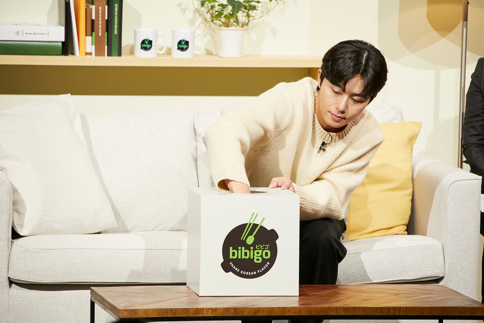 プレゼントの当選者を抽選するパク・ソジュン「食べて会おう！パク・ソジュンといっしょ！bibigo パーティー」（提供写真）