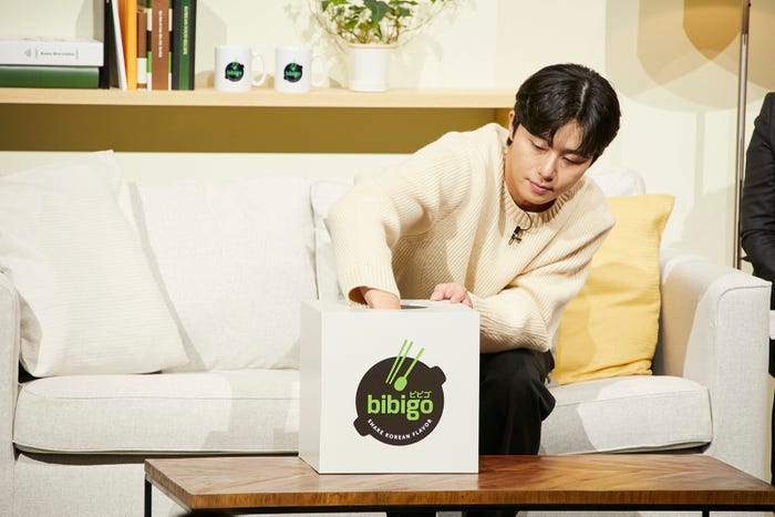 プレゼントの当選者を抽選するパク・ソジュン「食べて会おう!パク・ソジュンといっしょ!bibigo パーティー」(提供写真)