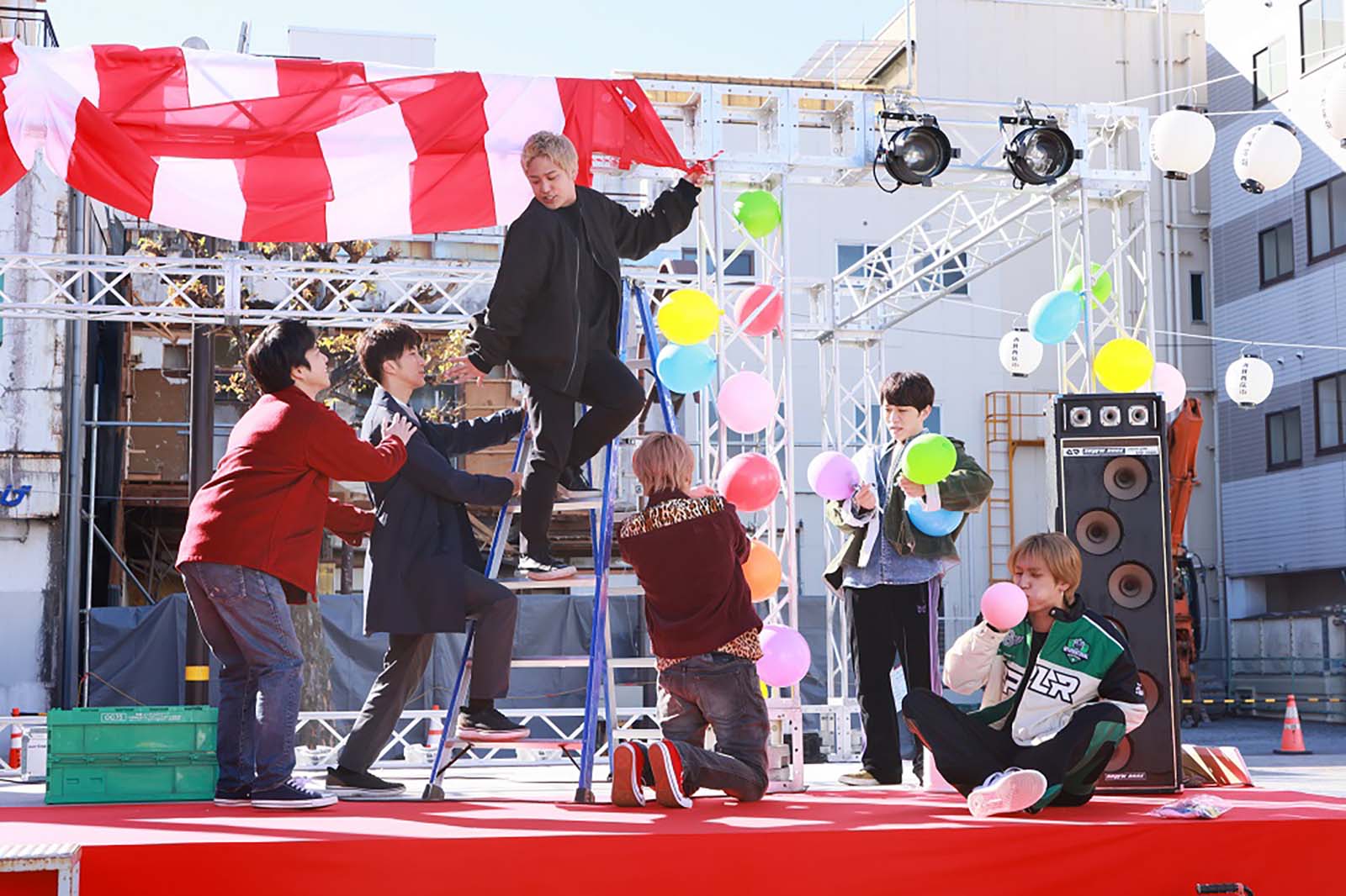 WEST.全員主演映画、“波乱万丈な展開予感させる”場面写真一挙解禁【裏社員。-スパイやらせてもろてます‐】