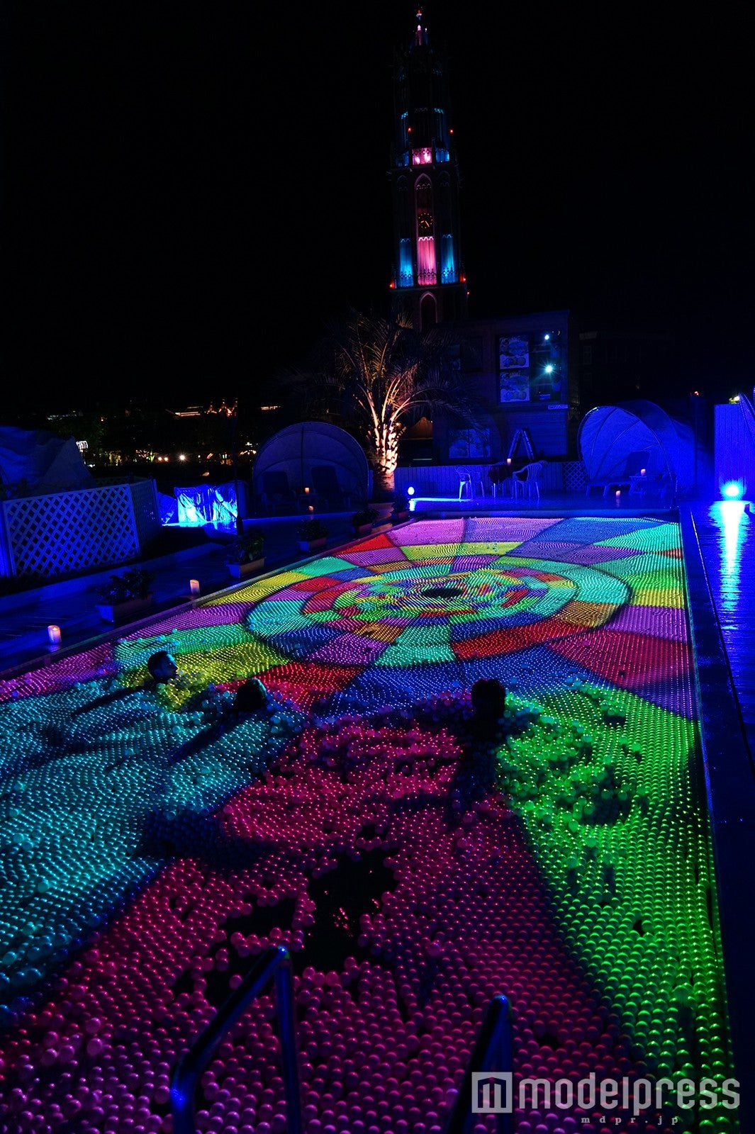 ”大人の隠れ家”光のナイトプール／画像提供：ハウステンボス