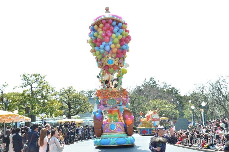 高さ12ｍの気球のフロート／ハピネス・イズ・ヒア