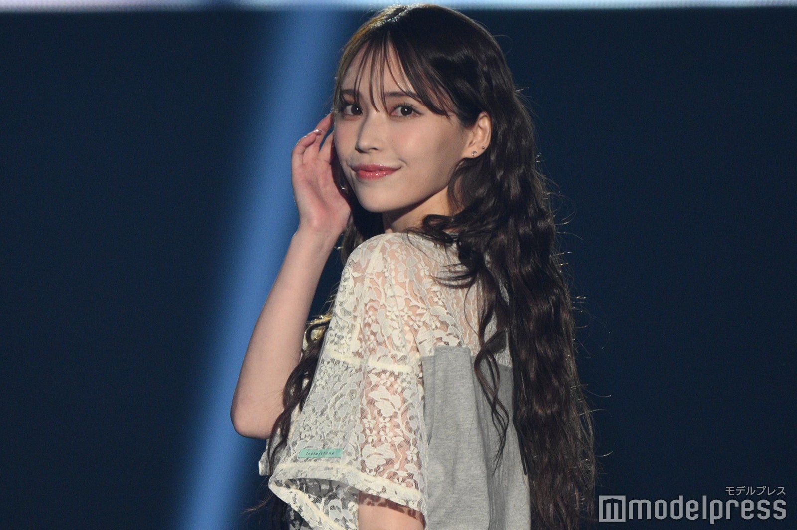 那須ほほみ、グレーミニスカ＆ラメタイツの流行スタイル ウェービーヘアもお似合い【TGC松山2024】