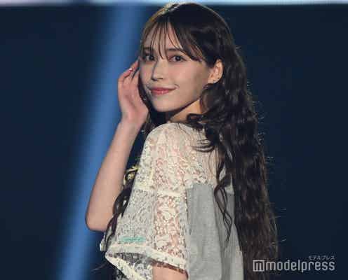 那須ほほみ、グレーミニスカ&ラメタイツの流行スタイル ウェービーヘアもお似合い【TGC松山2024】
