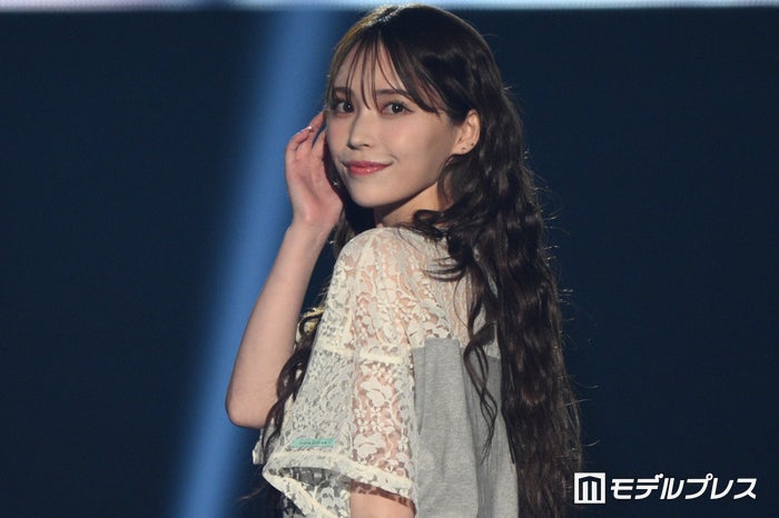 那須ほほみ、グレーミニスカ＆ラメタイツの流行スタイル ウェービーヘアもお似合い【TGC松山2024】