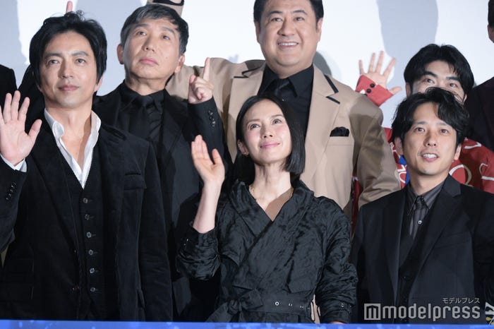 (前列左から)大沢たかお、中谷美紀、二宮和也(後列左から)梶原善、小手伸也、加藤諒(C)モデルプレス