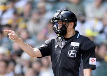 阪神 原球審がヘルメットを装着して試合をさばく 他のデーゲーム3球場でも同様の措置 16日に川上審判員が負傷 NPBが対策示唆