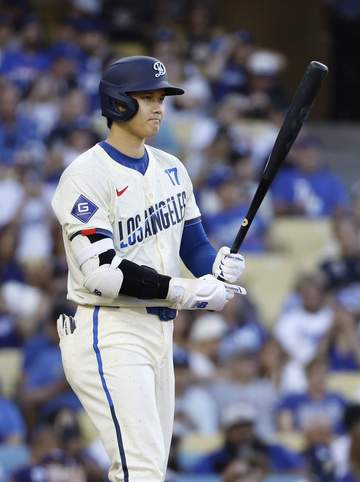 大谷翔平 冷静に四球選んで2打席連続出塁 鈴木誠也にジェスチャー送る→顔をそむけられるシーンも