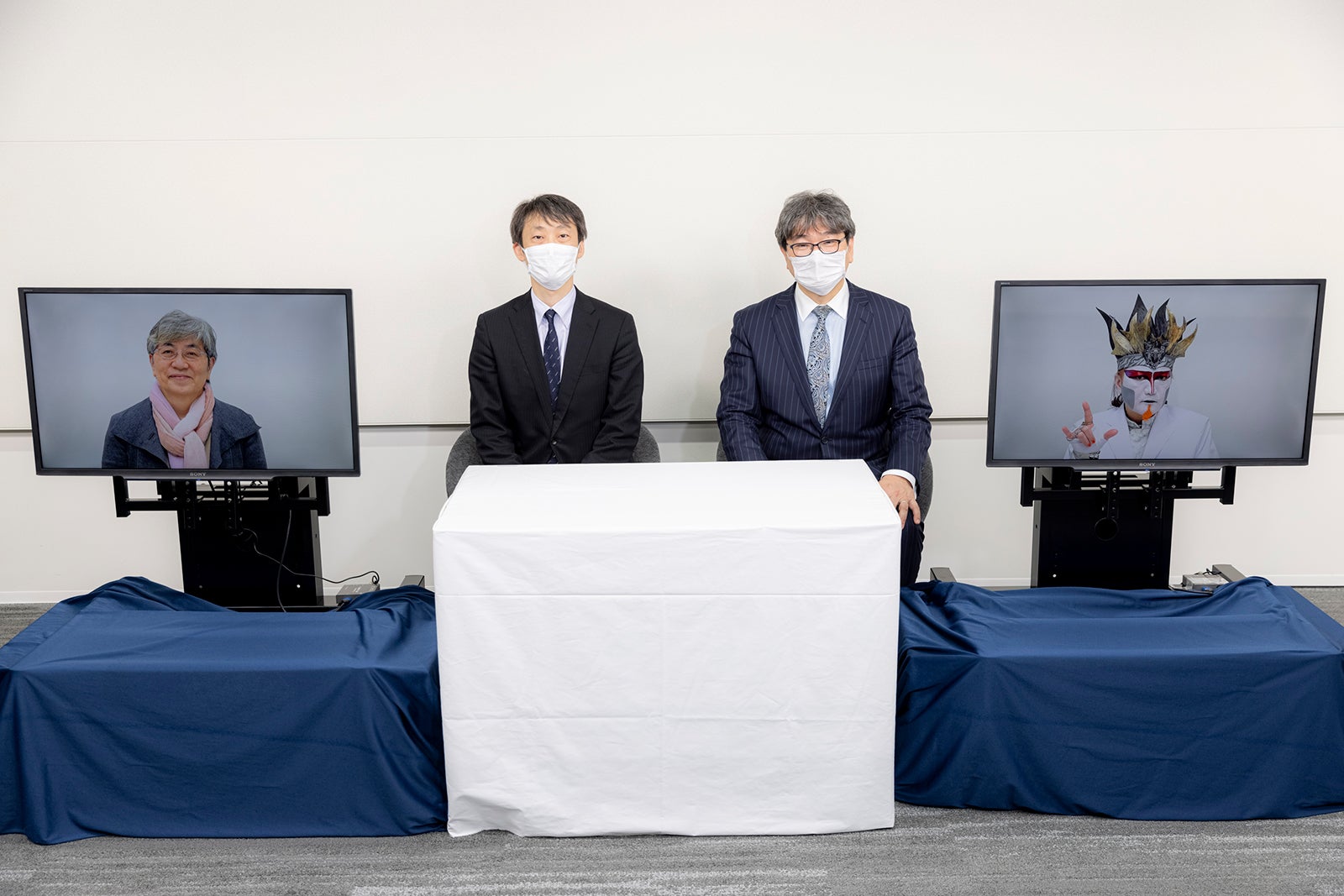 （右）デーモン閣下（提供写真）