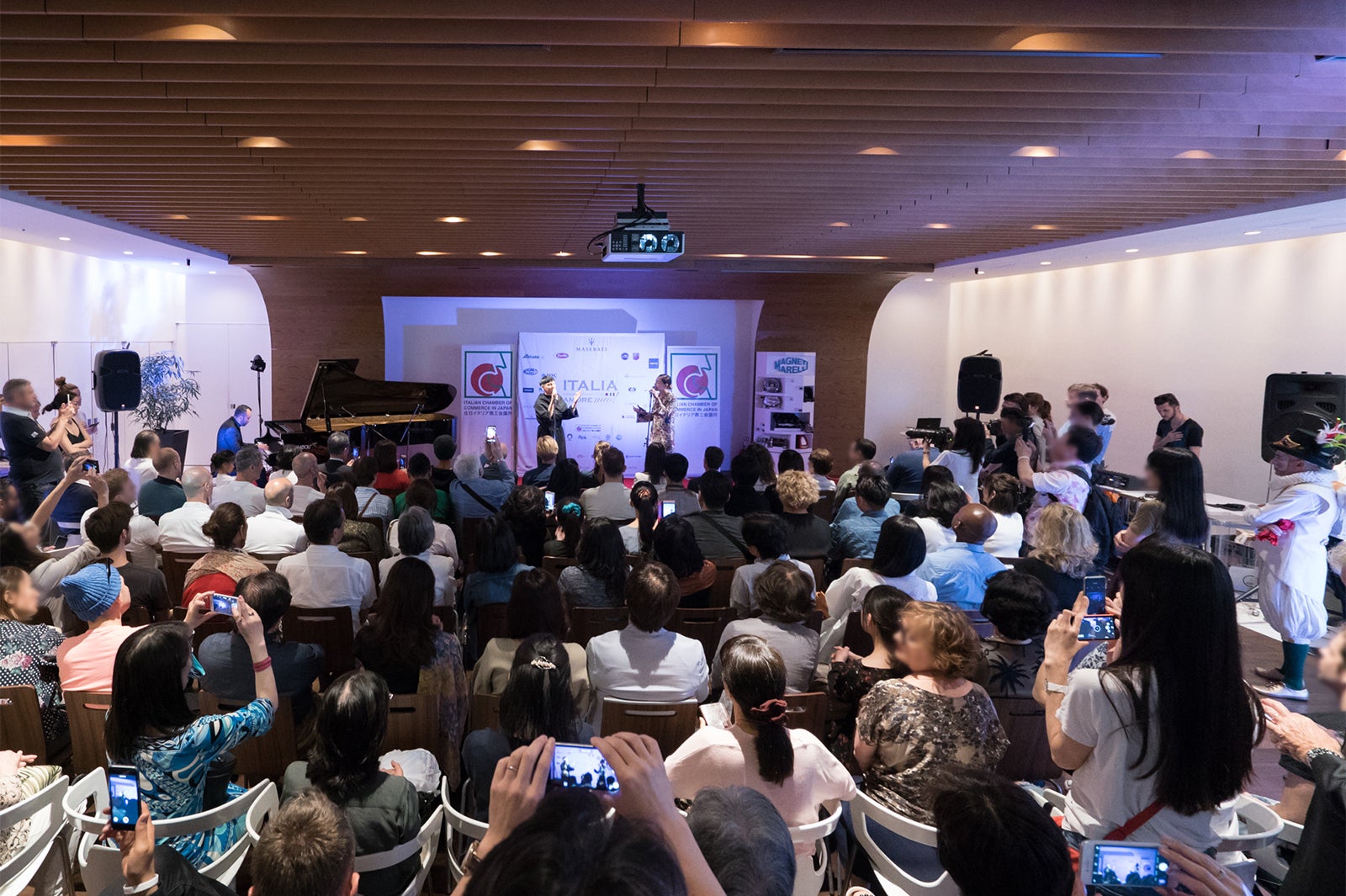 ライブコンサート／Hotter Than July Inc.