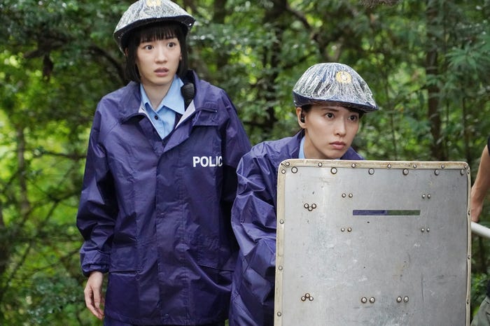永野芽郁、戸田恵梨香 「ハコヅメ~たたかう!交番女子~」第6話より(C)日本テレビ