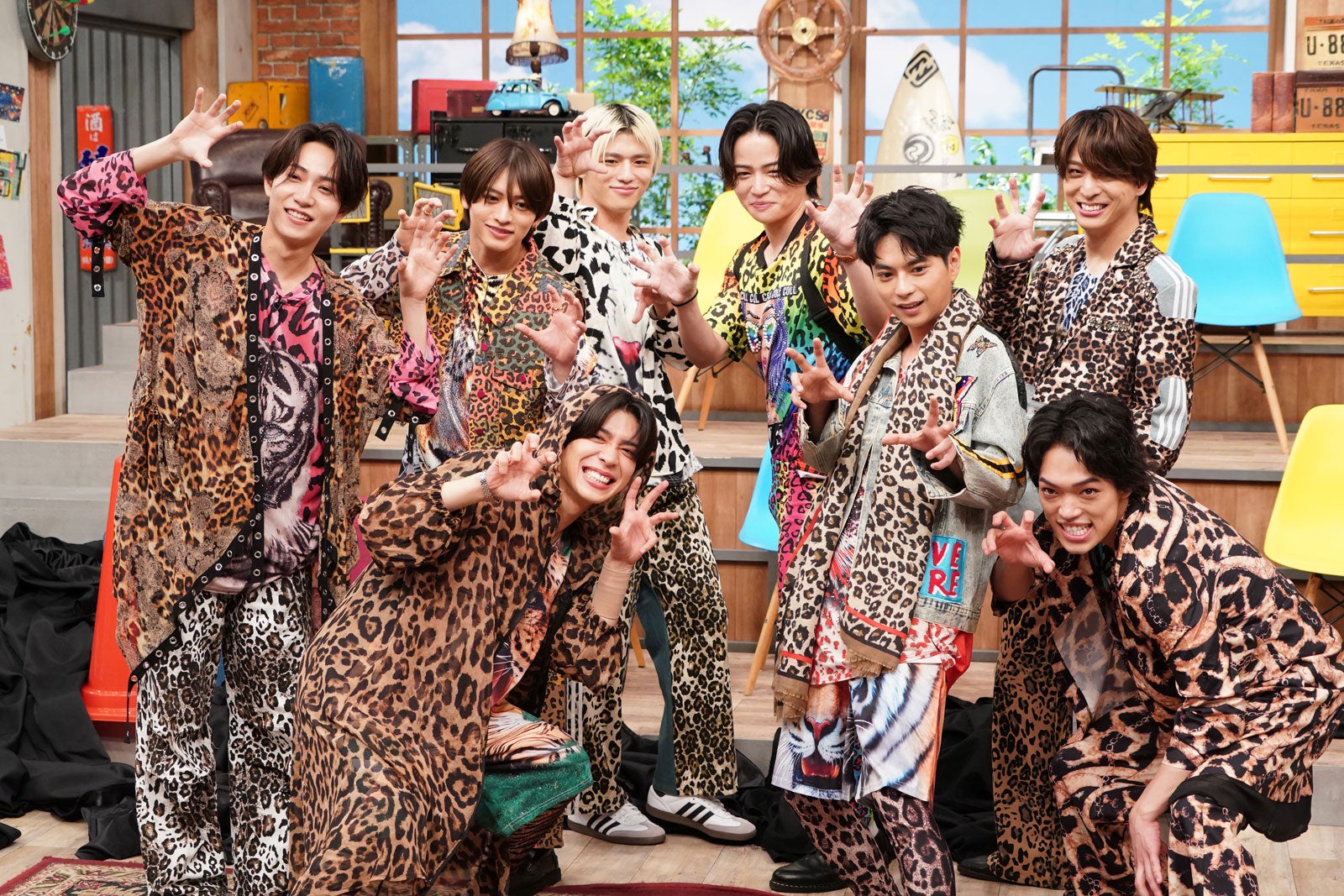 timelesz、冠特番で全身ヒョウ柄コーデ披露 命がけ・泥まみれ…全国各地ロケで体張る