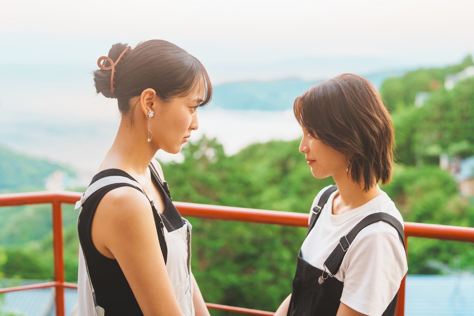 菅井友香、中村ゆりか（C）2026映画『チェイサーゲームW 水魚の交わり』製作委員会
