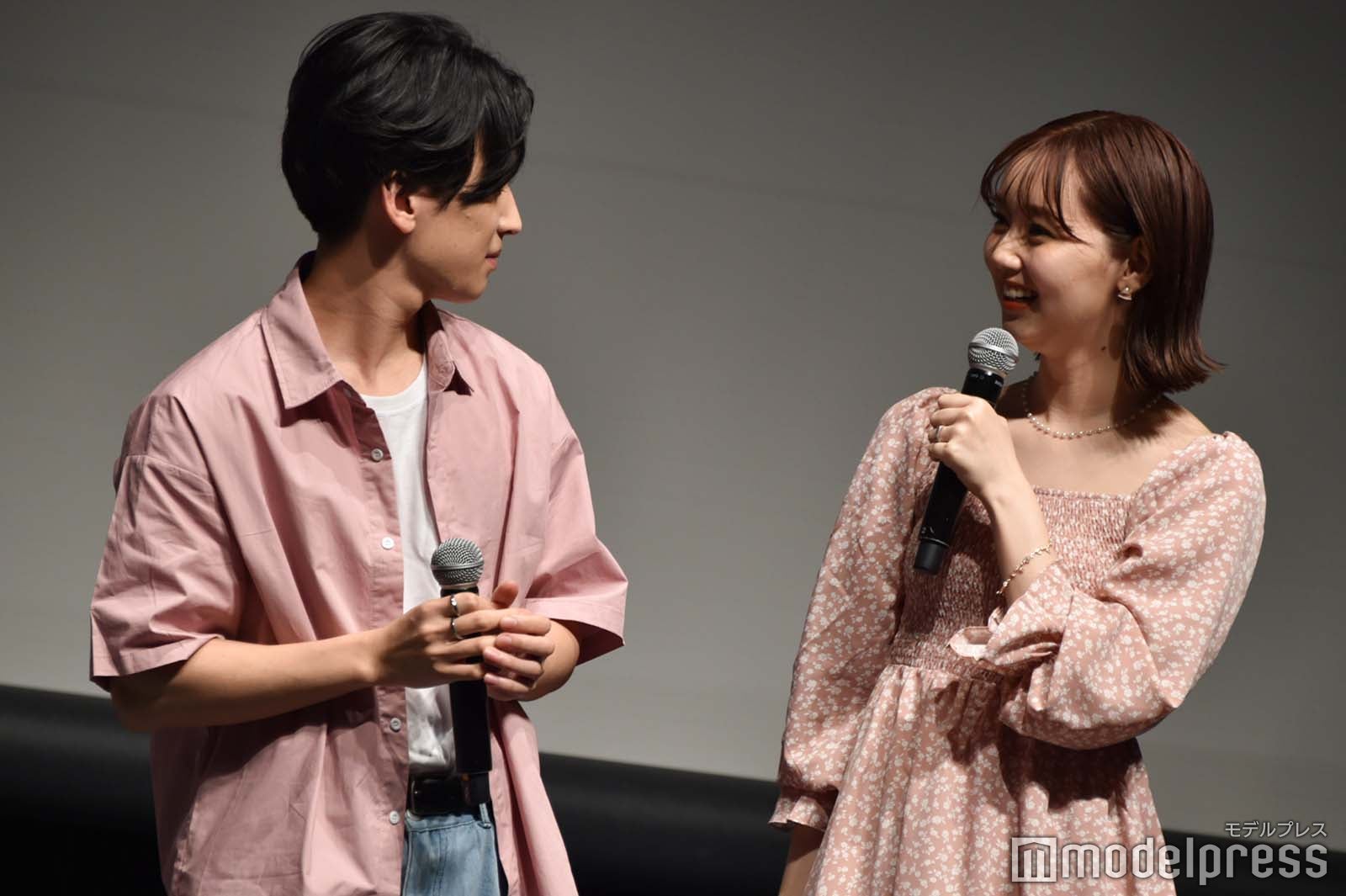 待ち合わせのシーンを再現した島津見、京典和玖 （C）モデルプレス