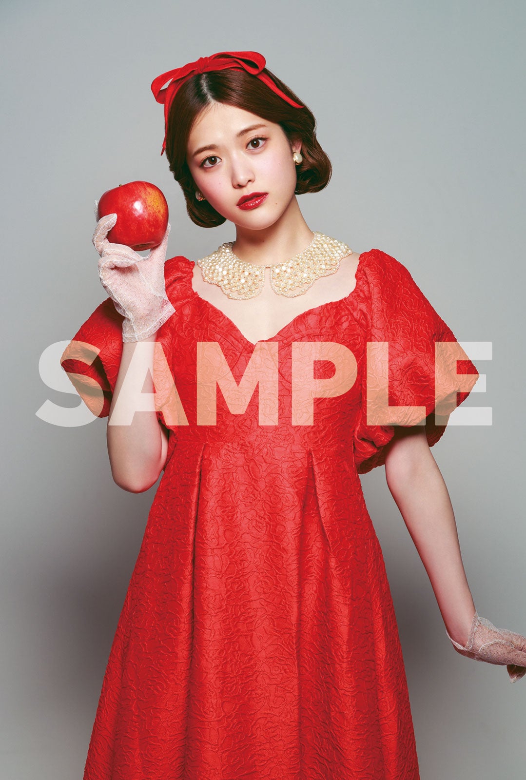 松村沙友理、りんご姫姿＆美肌魅せのクールなショット…グリーティングカードビジュアル一挙公開