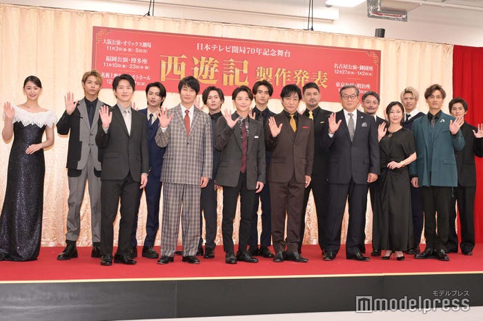 (後列左から)柳美稀、小宮璃央、曽田陵介、田村心、藤岡真威人、藤本隆宏、山口馬木也、桜庭大翔、押田岳(前列左から)マキノノゾミ氏、村井良大、戸次重幸、小池徹平、片岡愛之助、松平健、中山美穂、加藤和樹、堤幸彦氏(C)モデルプレス