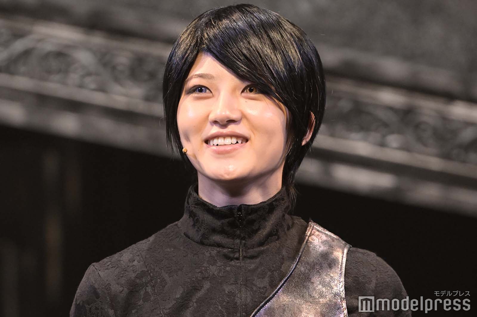 笑顔でコメントする若月佑美 （C）モデルプレス