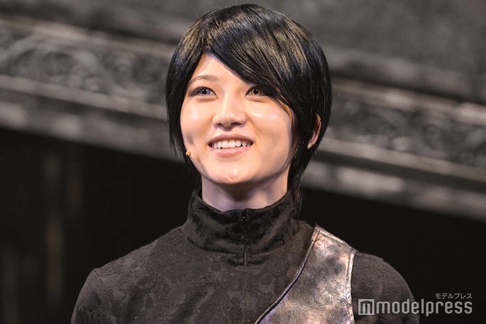 笑顔でコメントする若月佑美 (C)モデルプレス