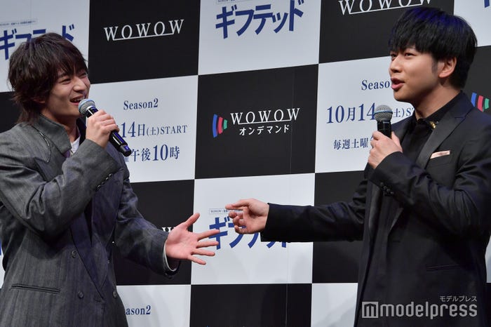 漫才コンビのようなコンビネーションを見せていた浮所飛貴、増田貴久(C)モデルプレス