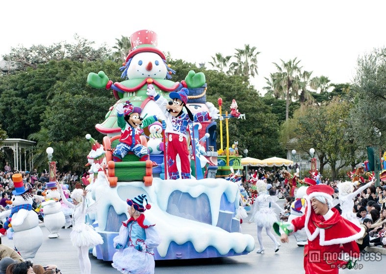 東京ディズニーランド「ディズニー・サンタヴィレッジ・パレード」（C）Disney