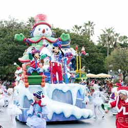 東京ディズニーランド「ディズニー・サンタヴィレッジ・パレード」(C)Disney