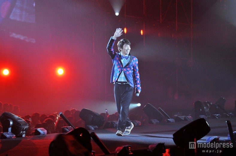 女性ファンたちから歓声を浴びる田村淳（ロンドンブーツ1号2号）