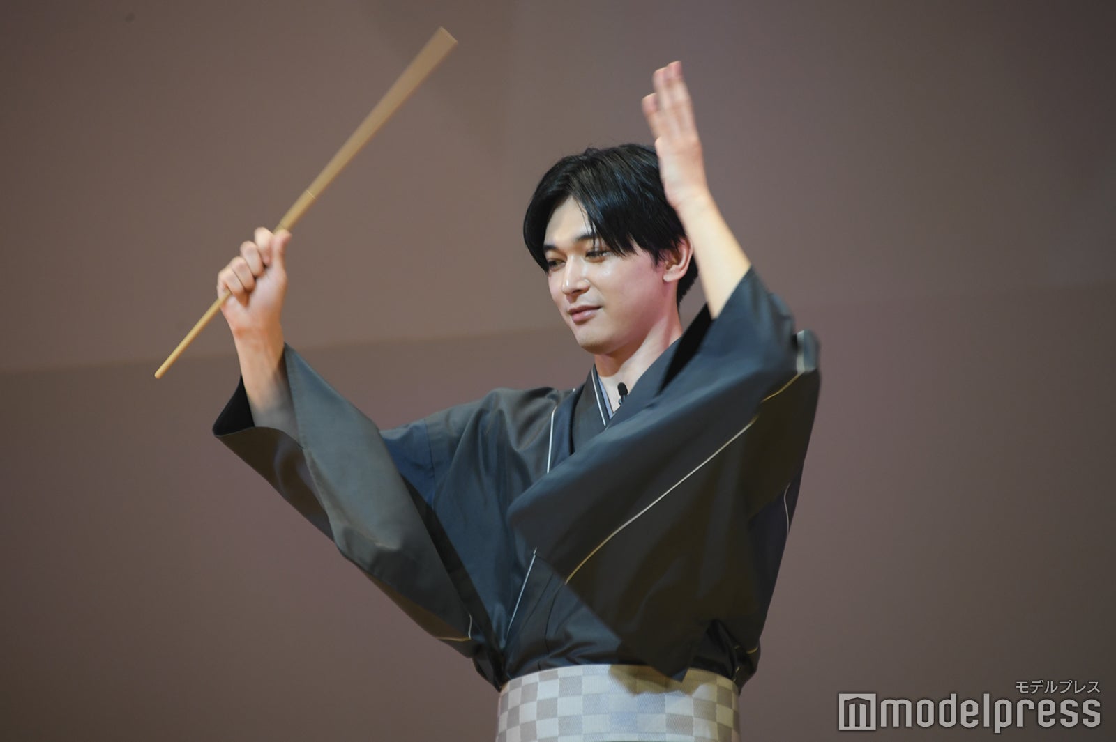 華麗にスティックを回す吉沢亮（C）モデルプレス