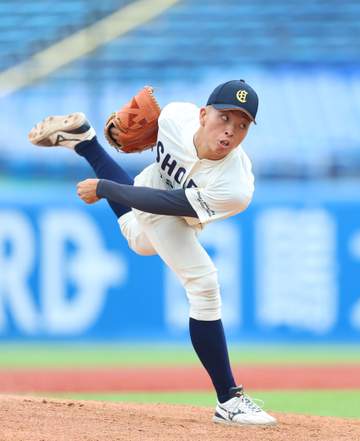 大商大・今秋ドラフト候補の春山が特大1号2ラン 左翼席の中段上部にズドン バット放り投げ大歓声