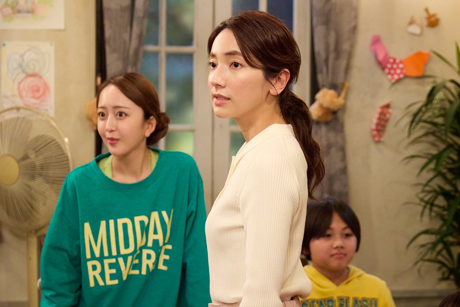みりちゃむ（大木美里亜）、仁村紗和「10回切って倒れない木はない」第4話（C）日本テレビ